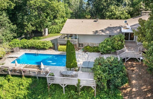 Asheville House | 434 m² House ∙ 5 bedrooms ∙ 12 guests