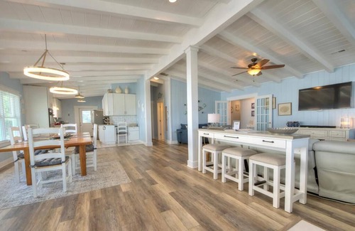 Long Beach House | 4BR/5BA - Walk to Beach/Shops/Dining, Sleeps 12