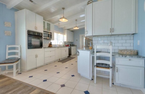 Long Beach House | 4BR/5BA - Walk to Beach/Shops/Dining, Sleeps 12