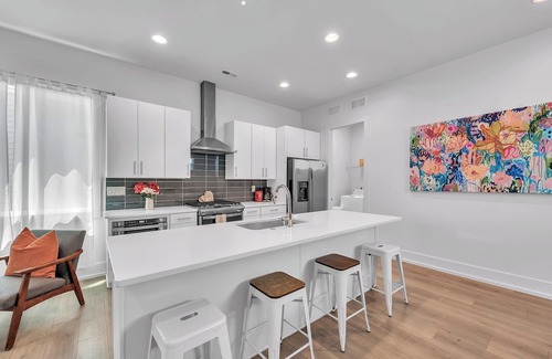 Sugar Creek House | 4BR Retreat with Free Parking, 5 Mins to Uptown, Noda Arts and Camp North End.