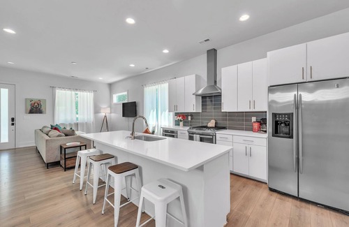 Sugar Creek House | 4BR Retreat with Free Parking, 5 Mins to Uptown, Noda Arts and Camp North End.