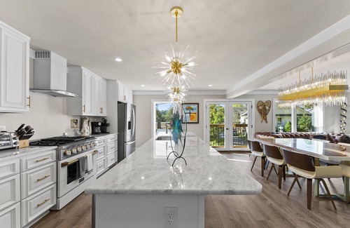 Blowing Rock House | 5-Star Mountain House Fire Place Hot Tub Luxury 5 Beds MainSt Downtown Lrg Kitch