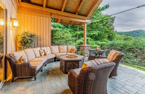Waynesville House | 557 m² House ∙ 6 bedrooms ∙ 13 guests