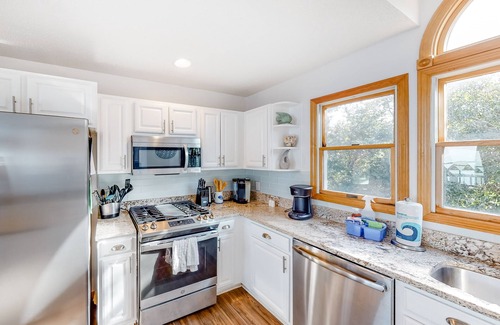 Buxton House | 5BR Secluded Soundfront Oasis, Hot Tub, Private Beach
