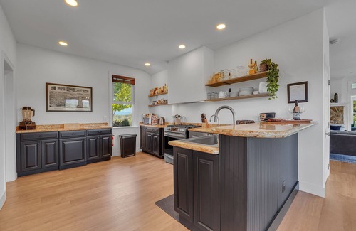 Leicester House | 6BR/4.5BR Retreat: Views, Pool, HotTub, Sauna & Game-room