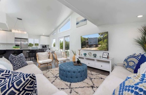 Southern Shores House | 7Min Walk to the Beach ~ Completely Renovated!