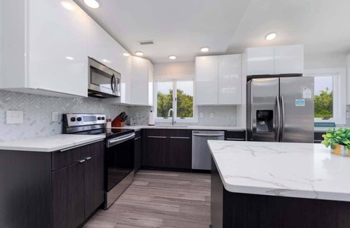 Southern Shores House | 7Min Walk to the Beach ~ Completely Renovated!