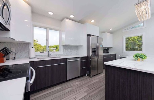 Southern Shores House | 7Min Walk to the Beach ~ Completely Renovated!