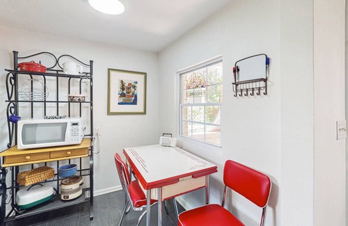 Hendersonville House | 82 m² House ∙ 2 bedrooms ∙ 3 guests