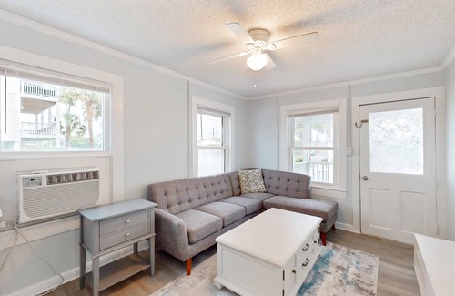 Kure Beach Cottage | 88 m² Cabin ∙ 2 bedrooms ∙ 4 guests