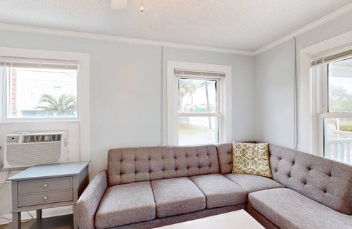 Kure Beach Cottage | 88 m² Cabin ∙ 2 bedrooms ∙ 4 guests