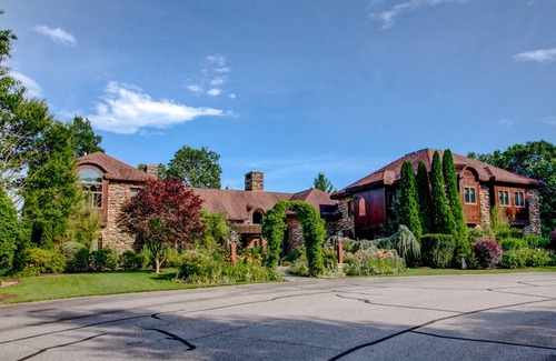 Hendersonville House | 883 m² House ∙ 6 bedrooms ∙ 12 guests