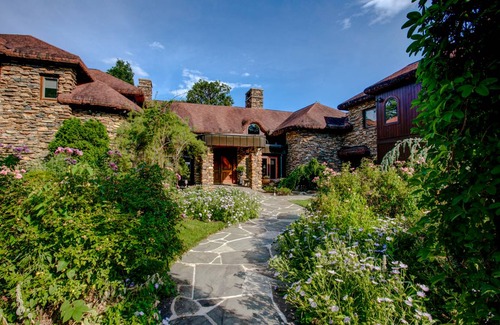 Hendersonville House | 883 m² House ∙ 6 bedrooms ∙ 12 guests