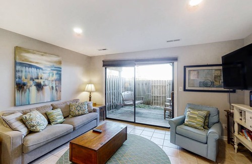 Pine Knoll Shores Condo | 91 m² Condo ∙ 2 bedrooms ∙ 5 guests