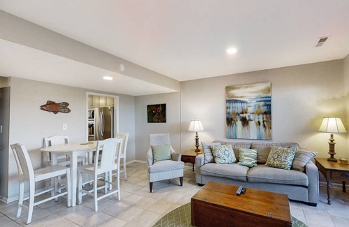 Pine Knoll Shores Condo | 91 m² Condo ∙ 2 bedrooms ∙ 5 guests