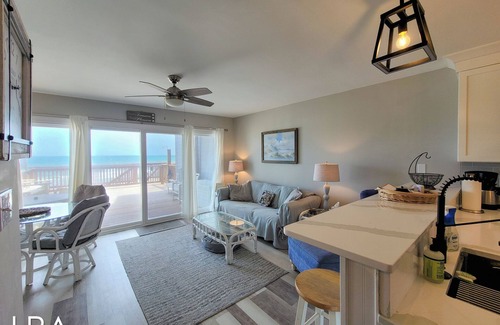Surf City House | 910-B Turtle Cove: Beachfront Fun & Pool Access!