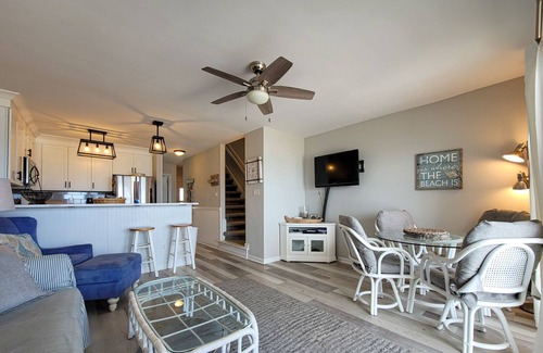 Surf City House | 910-B Turtle Cove: Beachfront Fun & Pool Access!