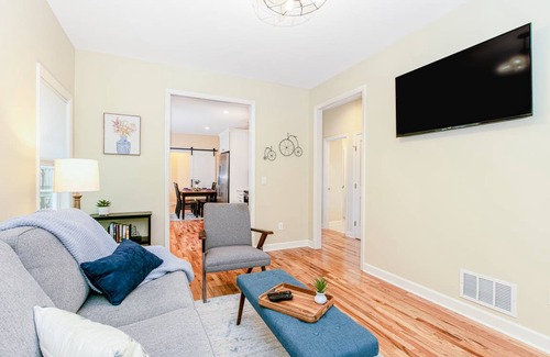 West Side Historic District Cottage | 93 m² Cabin ∙ 2 bedrooms ∙ 4 guests