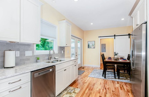 West Side Historic District Cottage | 93 m² Cabin ∙ 2 bedrooms ∙ 4 guests