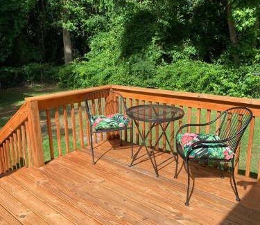 Fayetteville House | 93 m² House ∙ 2 bedrooms ∙ 5 guests