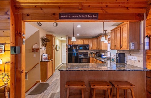 Blowing Rock Cabin | A Mountain Hideaway - 10 mins to Main St Blowing Rock, hot tub, pool table