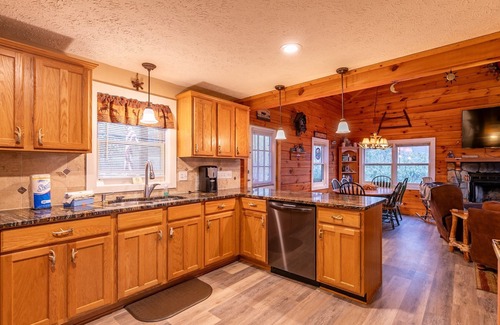 Blowing Rock Cabin | A Mountain Hideaway - 10 mins to Main St Blowing Rock, hot tub, pool table