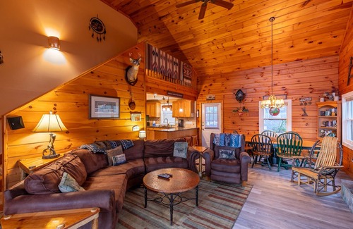 Blowing Rock Cabin | A Mountain Hideaway - 10 mins to Main St Blowing Rock, hot tub, pool table