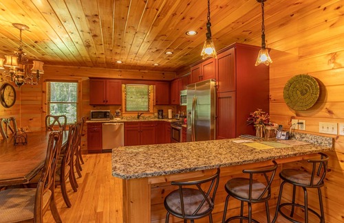 Boone Cabin | A Positive Outlook -10 mins to ASU, Hot Tub - Pool Table - Corner Jacuzzi