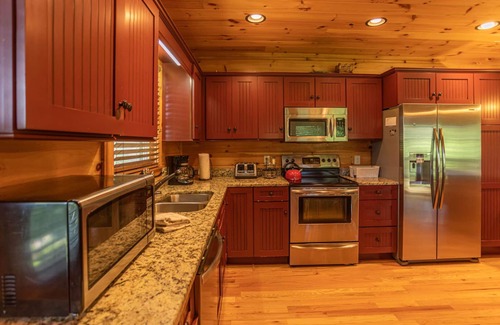 Boone Cabin | A Positive Outlook -10 mins to ASU, Hot Tub - Pool Table - Corner Jacuzzi