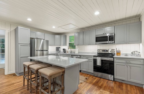 Cashiers House | Adorable Cabin! Walk to Downtown!