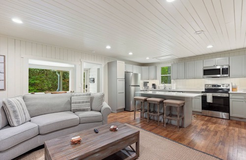 Cashiers House | Adorable Cabin! Walk to Downtown!