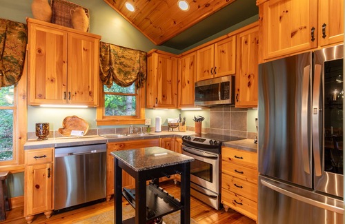 Blowing Rock House | Altitudes Attitude - Upscale Cabin with Hot Tub, 3 Minutes to Downtown Blowing Rock