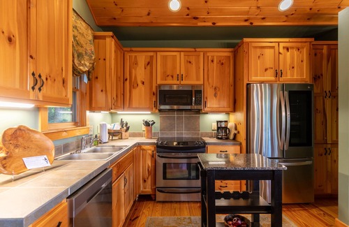 Blowing Rock House | Altitudes Attitude - Upscale Cabin with Hot Tub, 3 Minutes to Downtown Blowing Rock