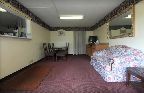 Wilson Apartment | Americas Best Value Inn Wilson - UNIT 2 (one bed) ground floor