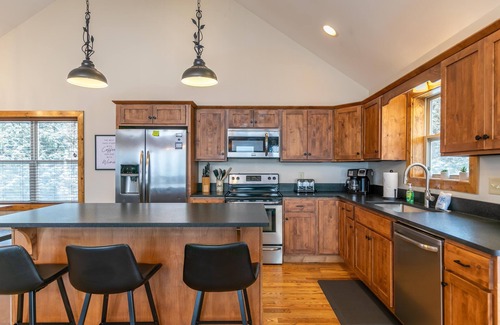Blowing Rock House | Aussies Lookout - Panoramic Mountain Views, Hot Tub, Pool Table!