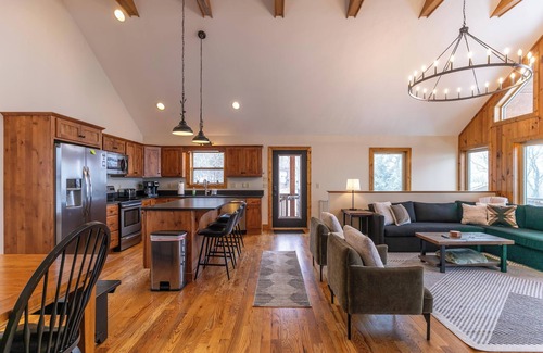 Blowing Rock House | Aussies Lookout - Panoramic Mountain Views, Hot Tub, Pool Table!