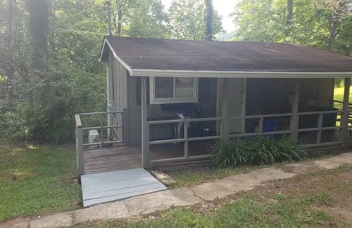 Qualla Cabin | *Baby Bear* Bear-A-Dice CABIN Hot tub, firepit, BBQ hiking trails near Cassino