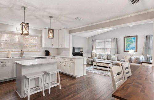 Nags Head House | Barefoot Bliss: Dog friendly, Beach Club Access, Short Walk to Beach