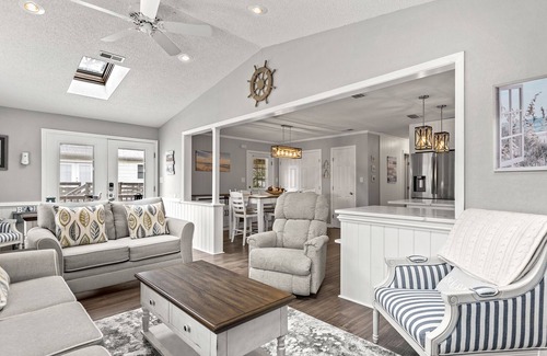 Nags Head House | Barefoot Bliss: Dog friendly, Beach Club Access, Short Walk to Beach