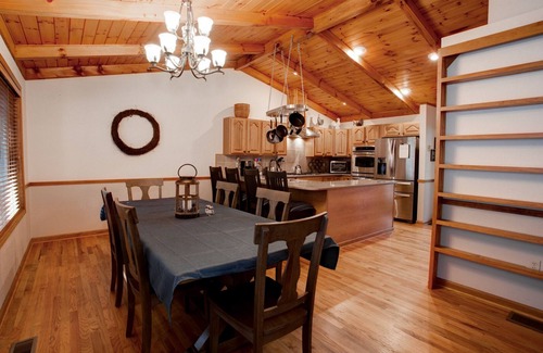 Horse Shoe Cabin | Bear Bottom Cabin | Spacious 3 BR Cabin Just Outside Asheville!