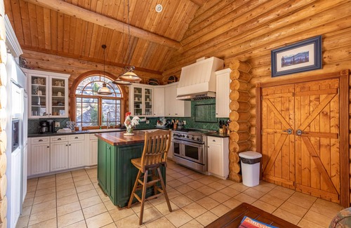 Blowing Rock Cabin | Bear Lodge at Misty Mountain - Stunning Pet Friendly Luxury Log Cabin with Grandfather Views!