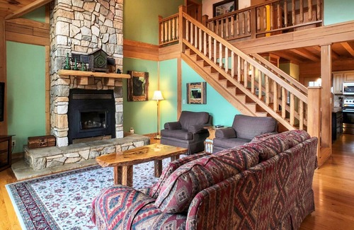 Sunset Cove Cabin | Bearmoon - King beds~WiFi-log cabin-dog friendly-sleeps 10