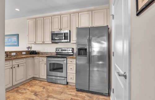 Yaupon Beach Condo | Beats Working: Condo with Community Pool Near OKI Pier and Restaurants