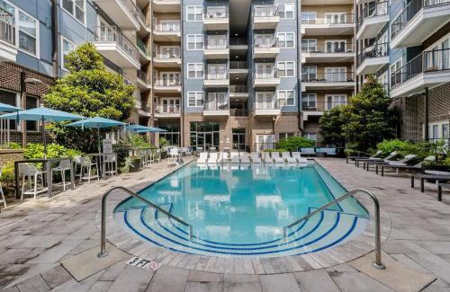Cherry Apartment | Beautiful 1BD - 5Min DT, Gym, Parking, W-D - Sleeps 6