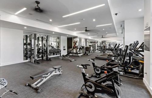Cherry Apartment | Beautiful 1BD - 5Min DT, Gym, Parking, W-D - Sleeps 6