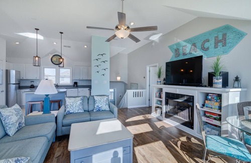 Ocean Sands House | Beautiful Beachy Home. Short Walk to Beach. Pool, Hot Tub, Pool Table.
