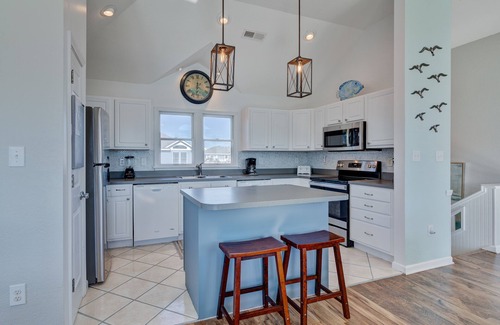 Ocean Sands House | Beautiful Beachy Home. Short Walk to Beach. Pool, Hot Tub, Pool Table.