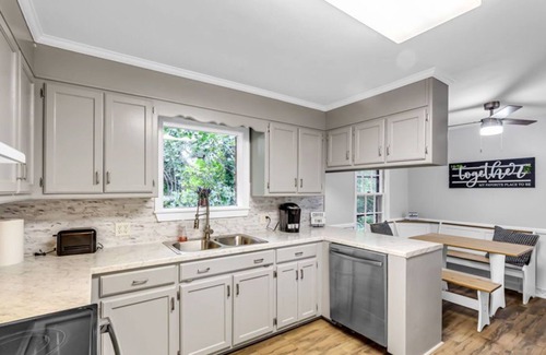 Winston - Salem House | Beautiful Large Home, Great 4 Kids. 2x Living Room