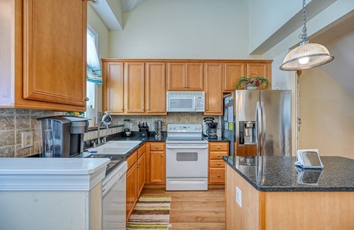 Surf City House | Beautiful Townhouse, Community Pool and Beach Access