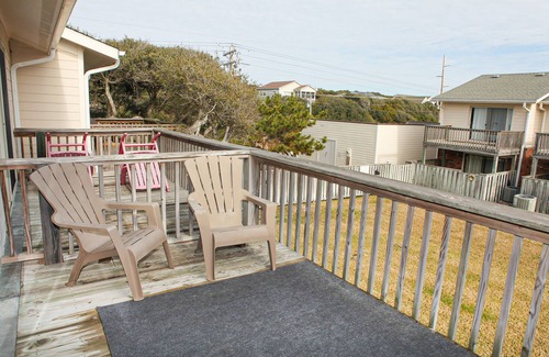 Pine Knoll Shores Condo | Beautifully Decorated Condo with Private Balcony, Free WiFi, Shared Pool, W/D